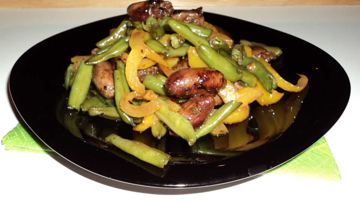 Теплый салат с куриными сердечками