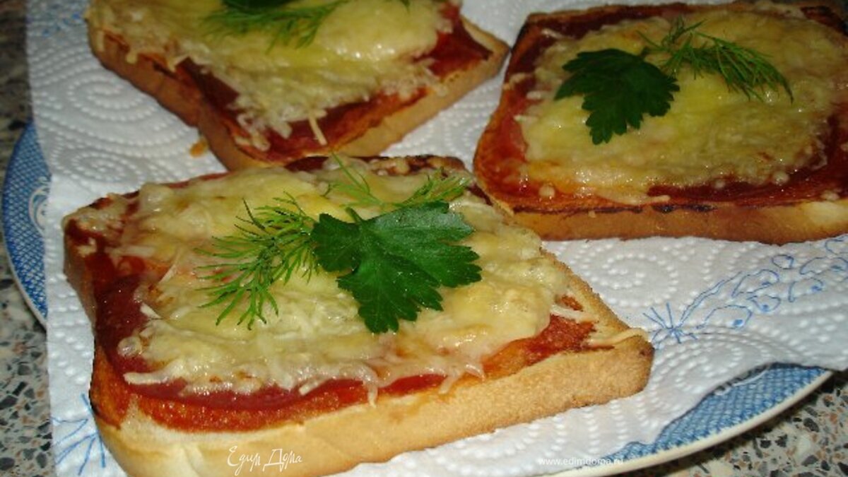 Горячие бутерброды с ветчиной,сыром и зеленью