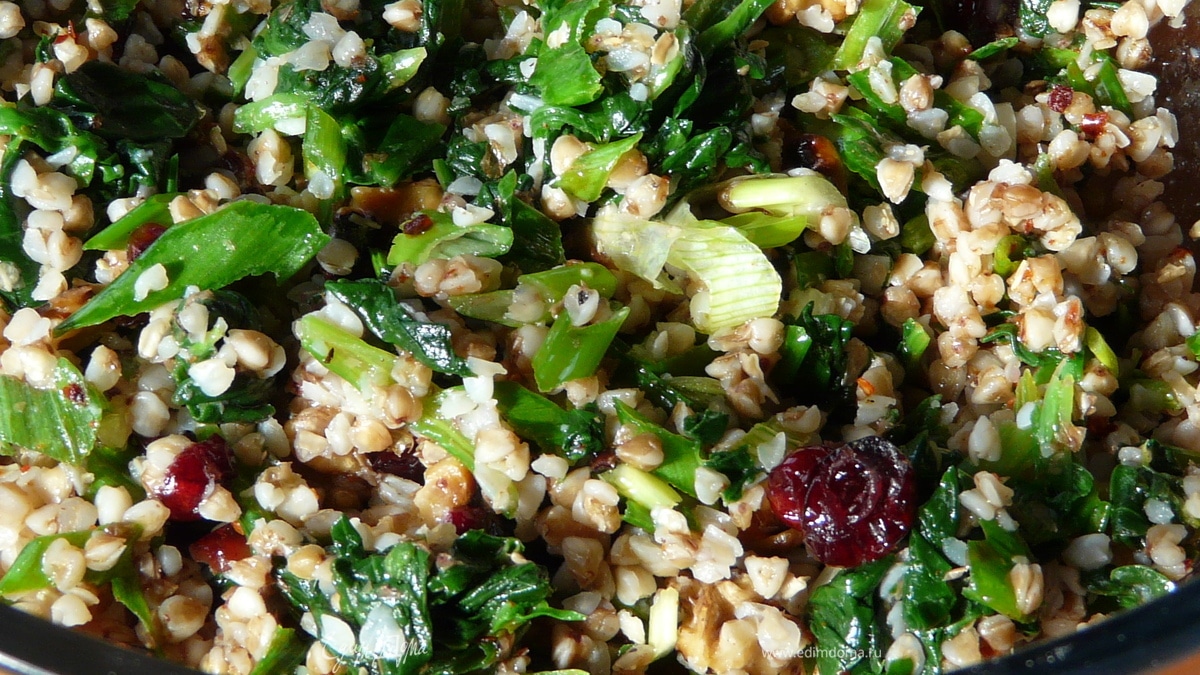 Пикантный салат с гречкой и клюквой