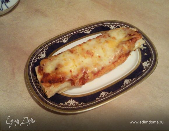 Буритто с курицей и томатным соусом