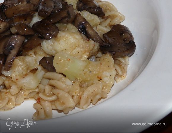 Вегетарианские фузилли с соусом из цветной капусты Вегетарианские фузилли с соусом из цветной капусты