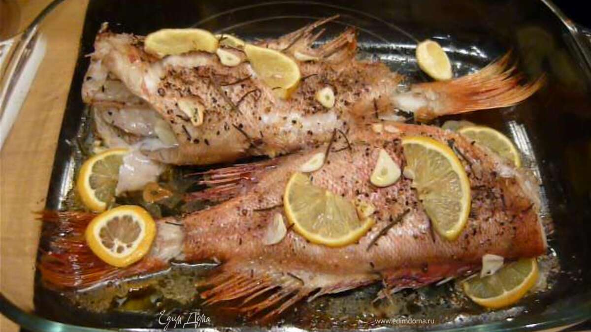 Морской окунь с чесноком и травами