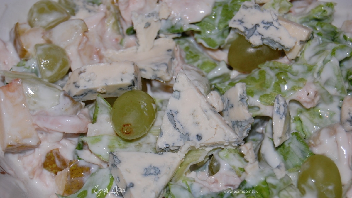 Салат "Фантазия" из курицы с фруктами и сыром