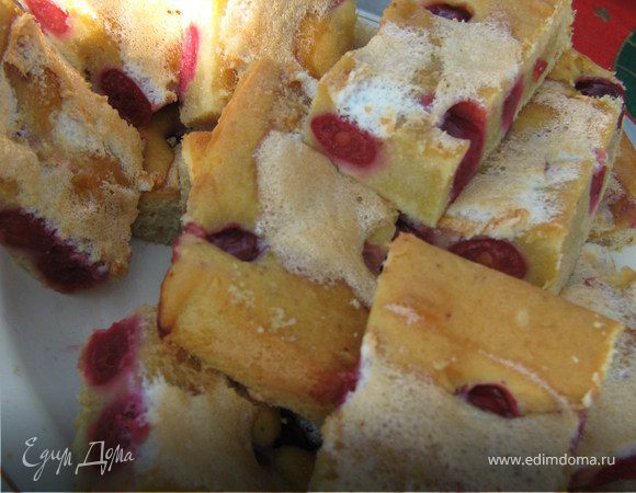 Бисквитные квадратики с вишней