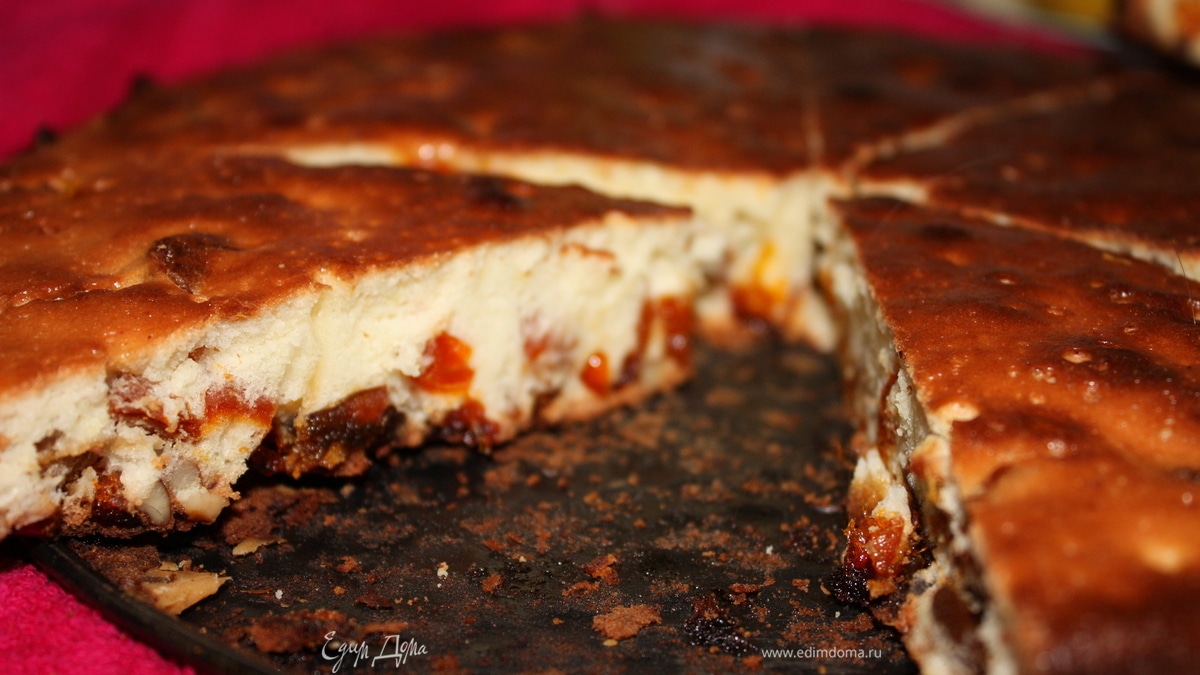 Шарлотка из кураги и фиников