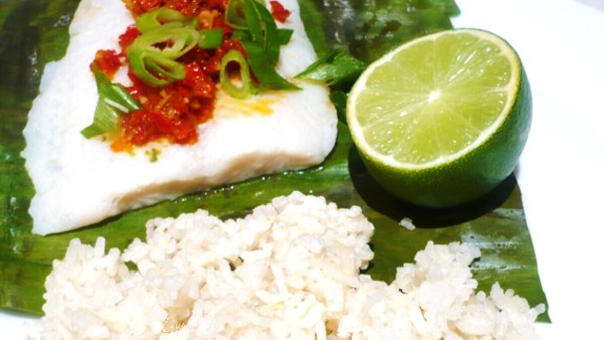 Рыба с соусом самбал и кокосовым рисом