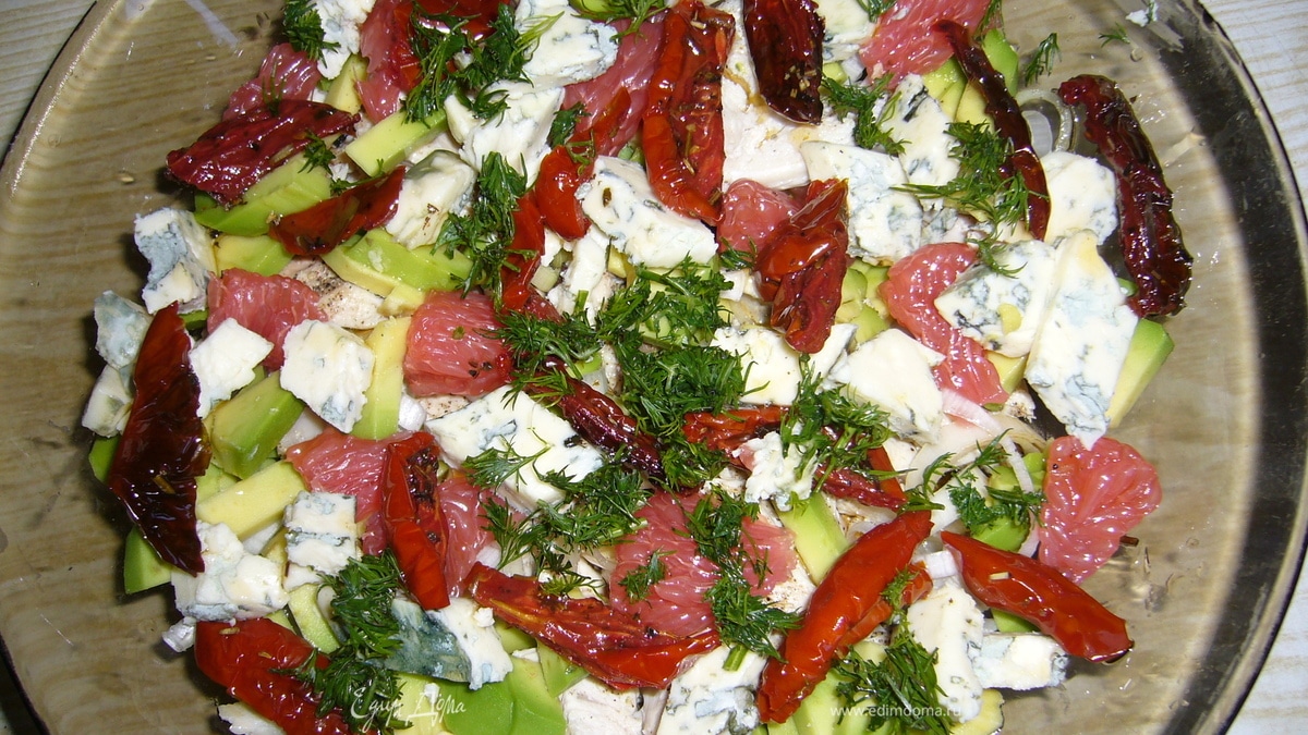 Салат с курицей, авокадо и сыром Дор-блю