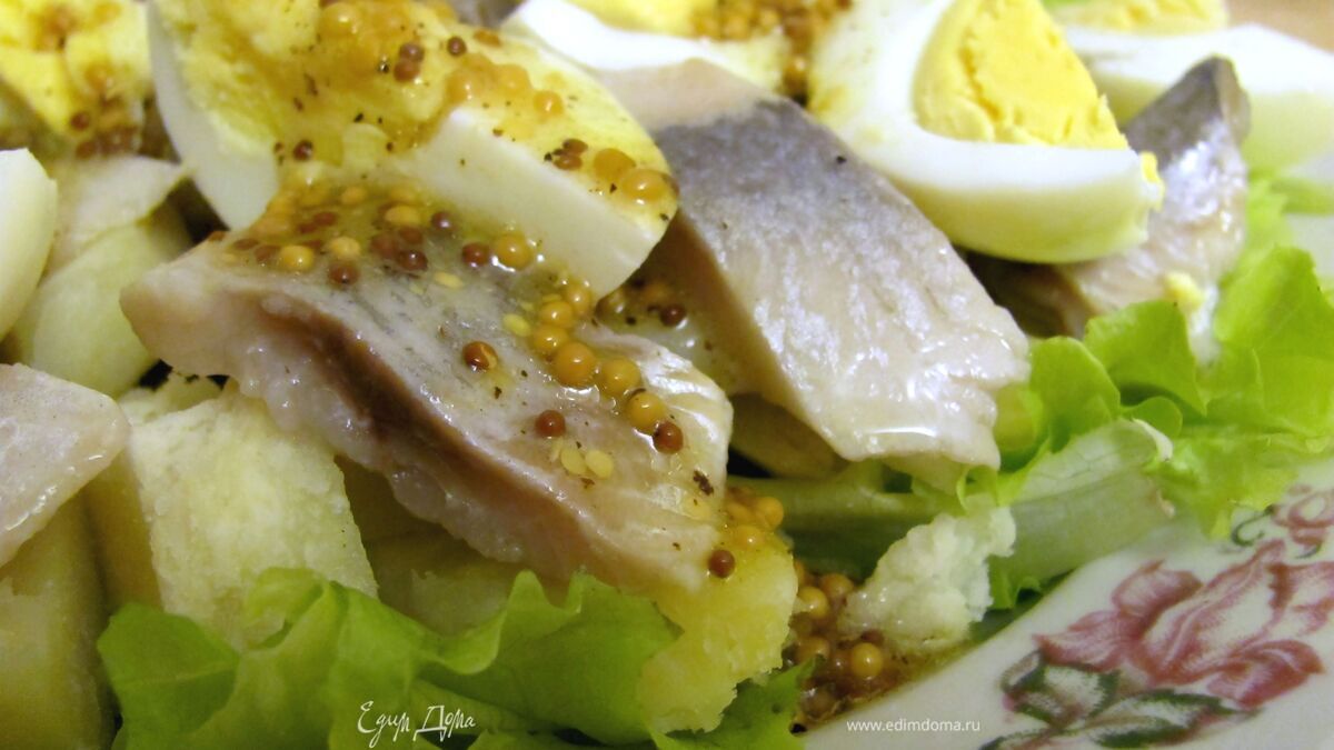 Салат с сельдью и горчичной заправкой