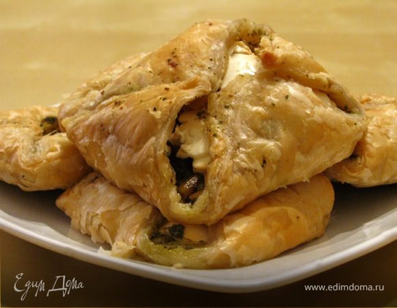 Cлоеные пирожки с брынзой
