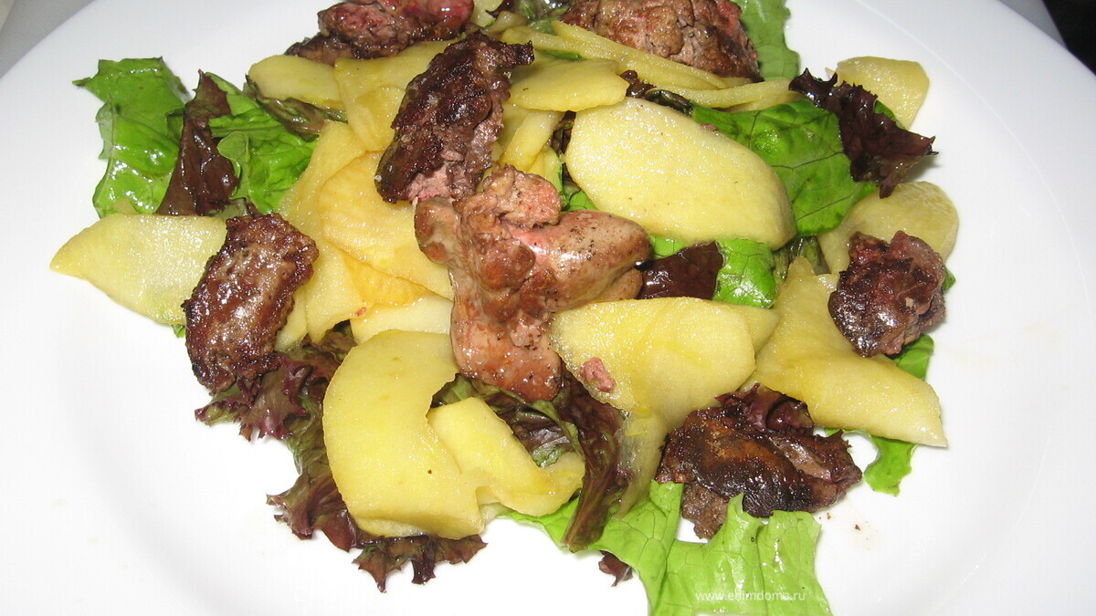 Салат с куриной печенью и яблоками