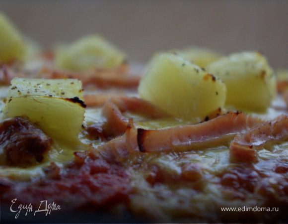 Пицца с ветчиной и ананасами