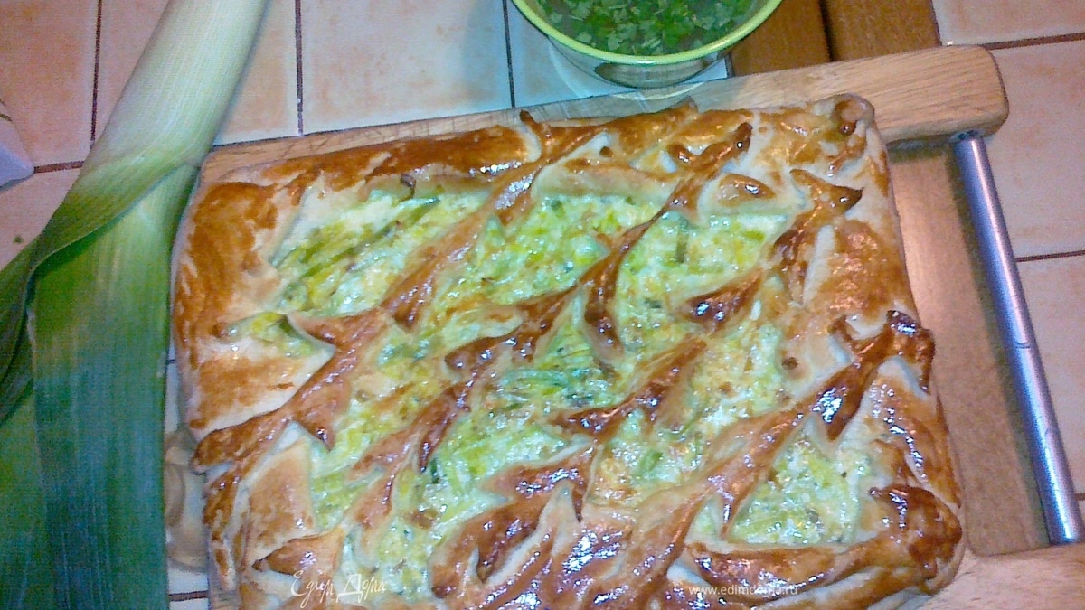 Пирог с луком-пореем и яйцом.