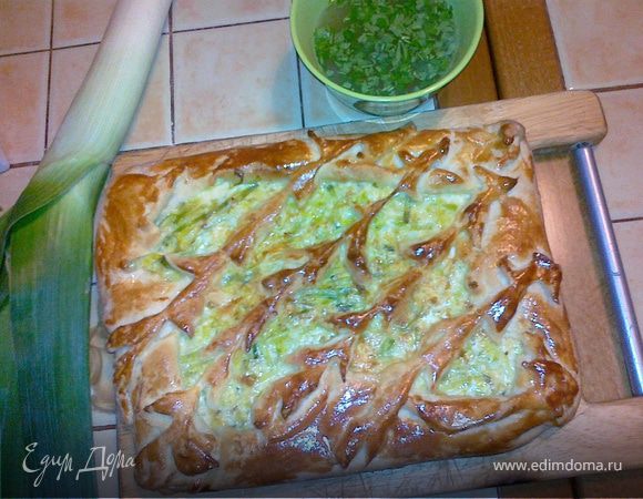 Пирог с луком-пореем и яйцом.