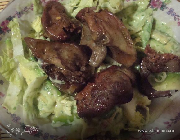 теплый куриный салат с куриной печеночкой