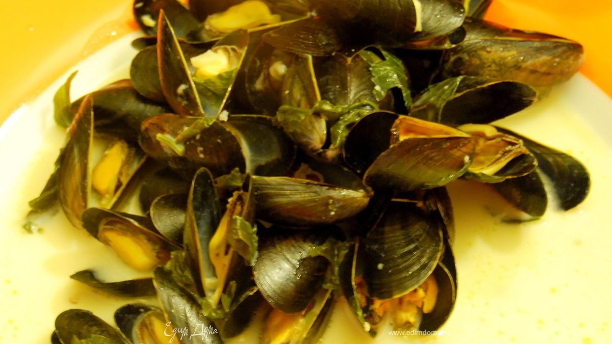 Мидии с рокфором и белым вином.