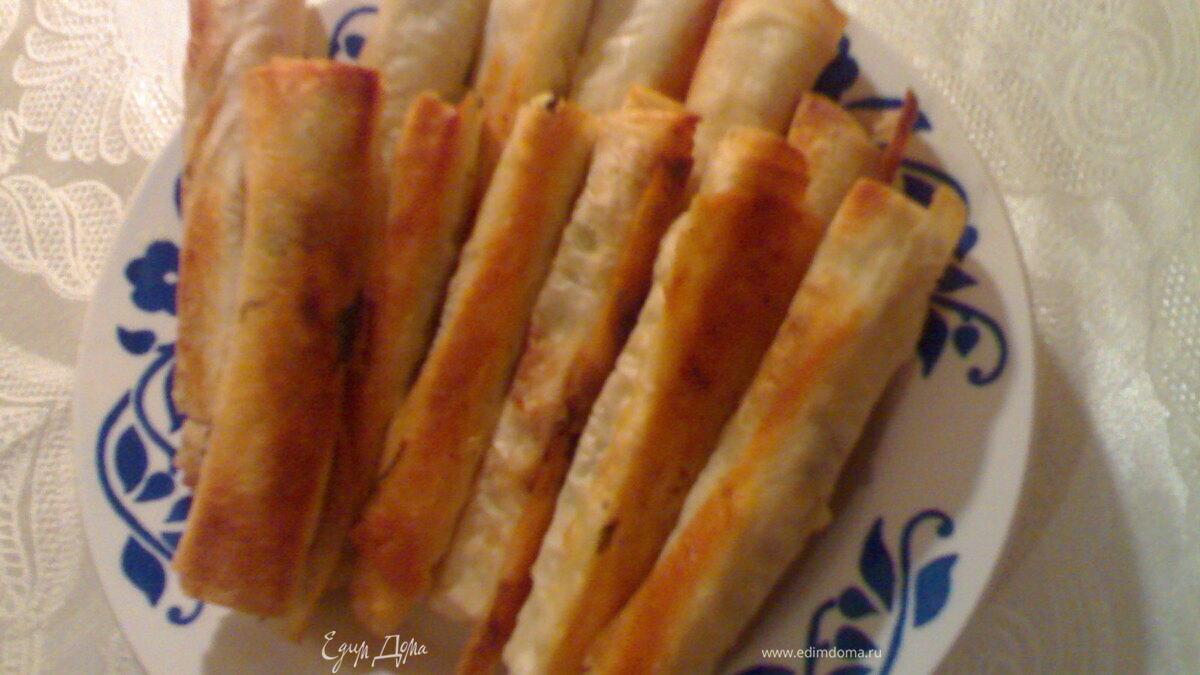 Лаваш с сыром и зеленью.