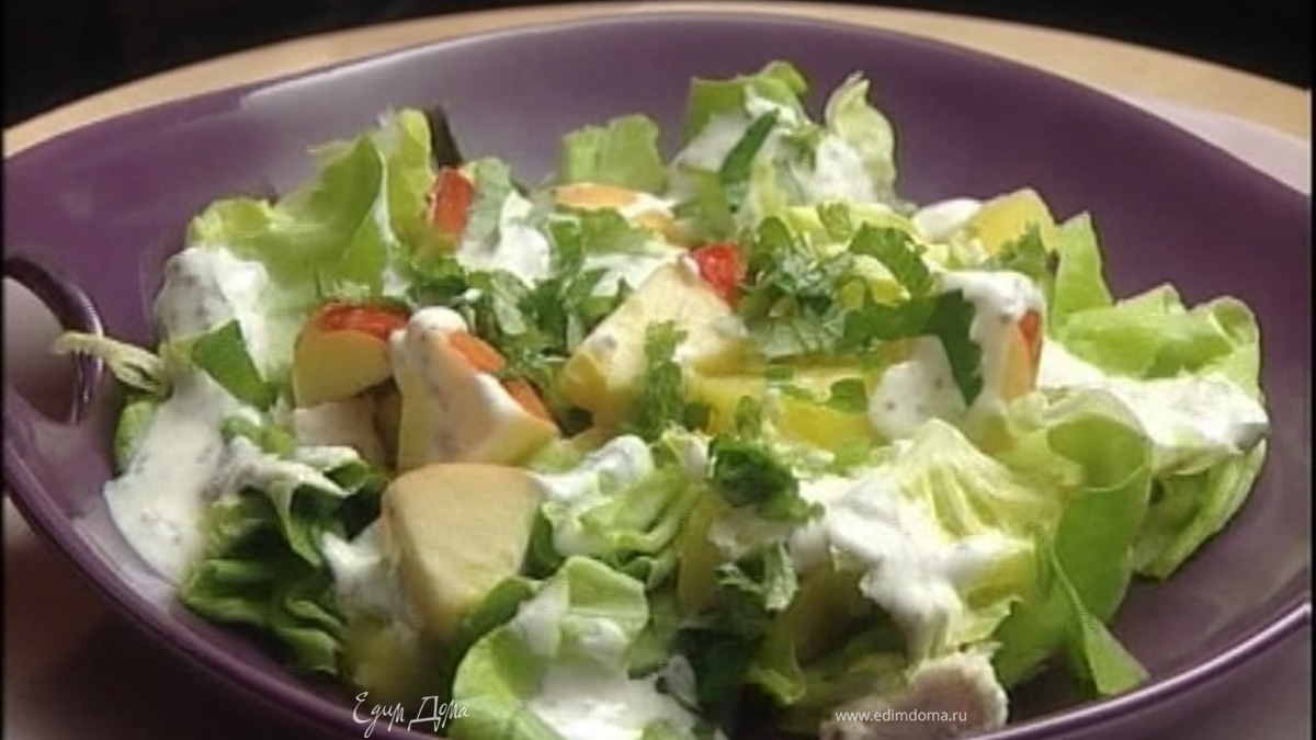 Салат с куриным филе и яблоком