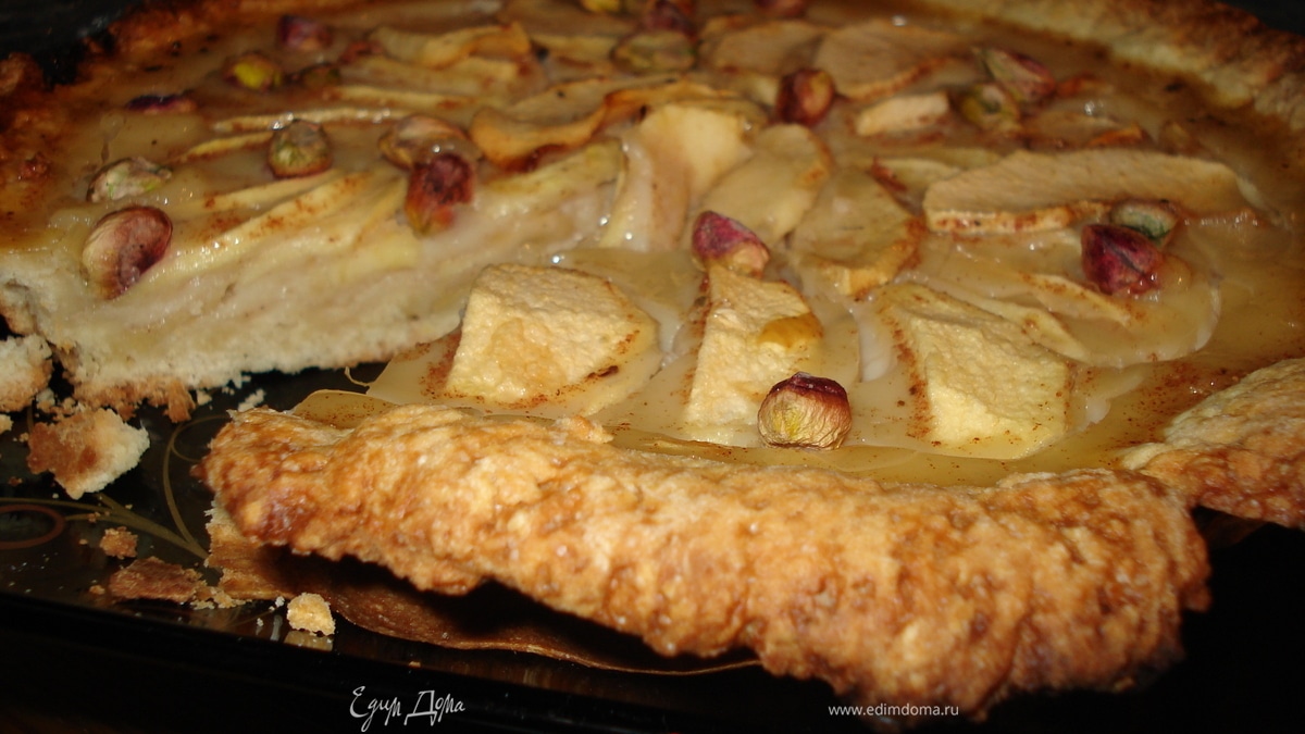 Тарт с яблоками и медовой заливкой