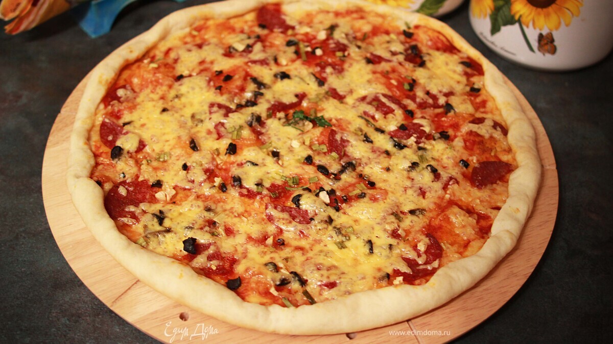 Пицца с сырокопченой колбасой