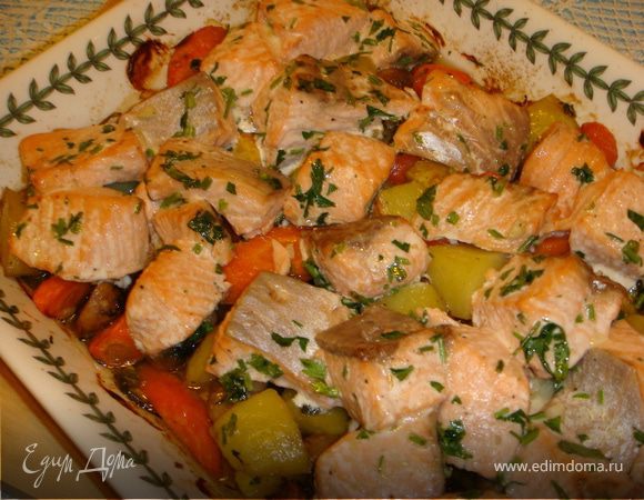 Жареный лосось с морковью, грибами и молодым картофелем. Жареный лосось с морковью, грибами и молодым картофелем.