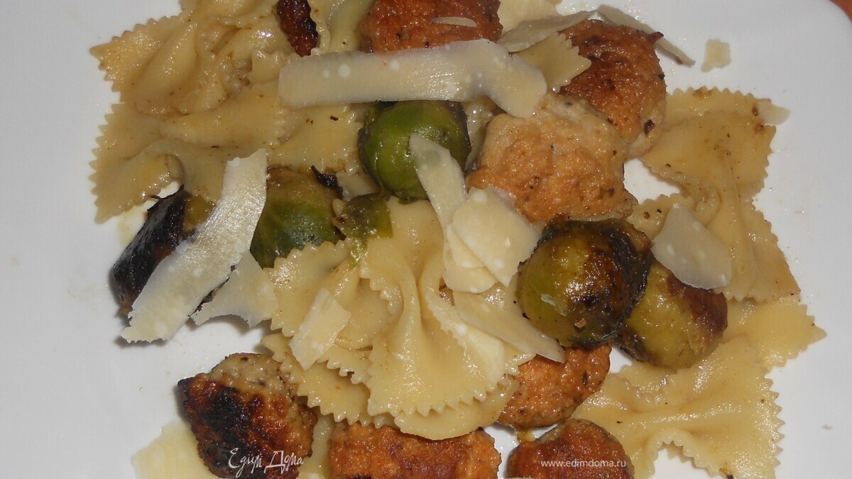 Теплый салат из пасты, брюссельской капусты и фрикаделек