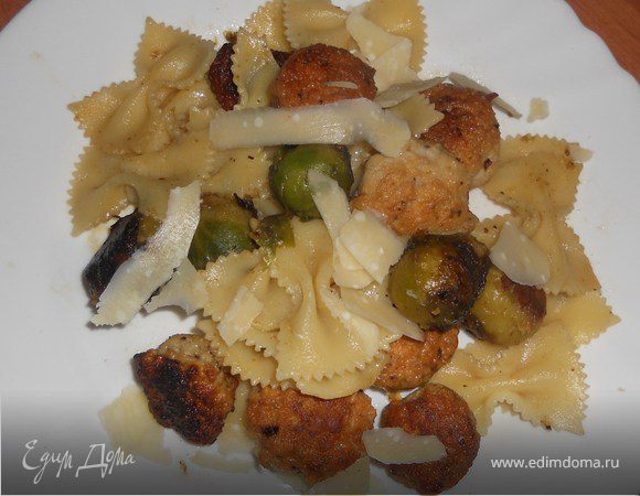 Теплый салат из пасты, брюссельской капусты и фрикаделек Теплый салат из пасты, брюссельской капусты и фрикаделек