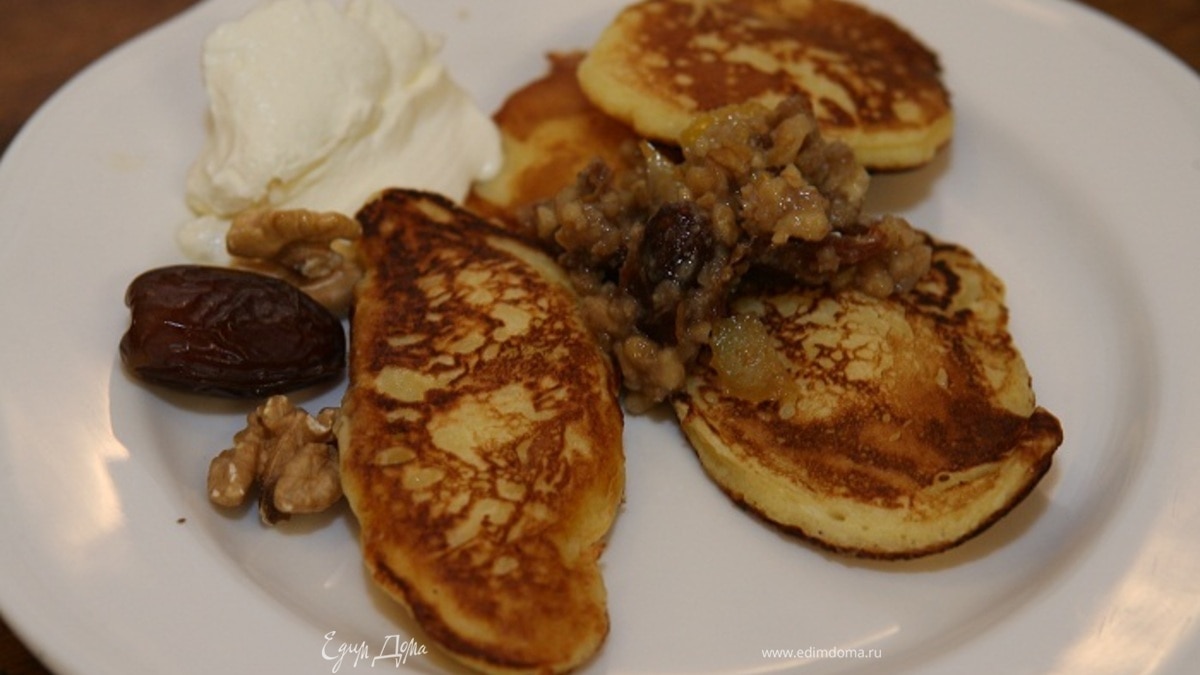 Оладушки с соусом из орехов и фиников