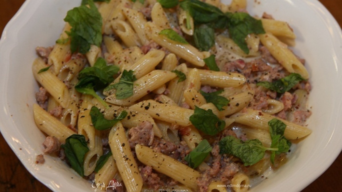 Макароны с колбасками и горчицей