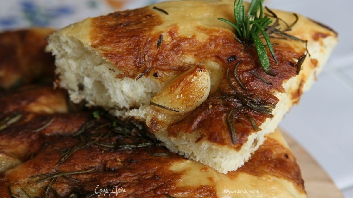 Фокачча с чесноком и розмарином