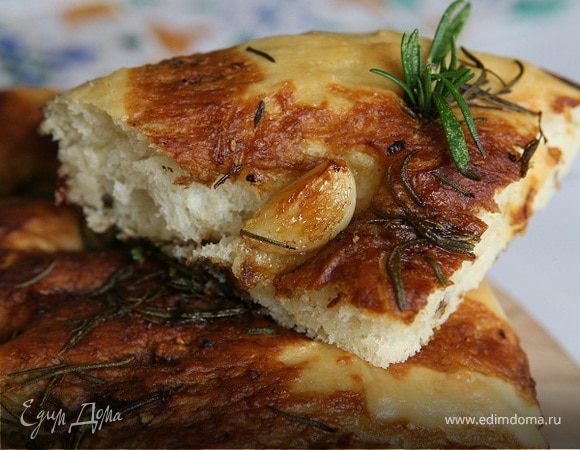 Фокачча с чесноком и розмарином