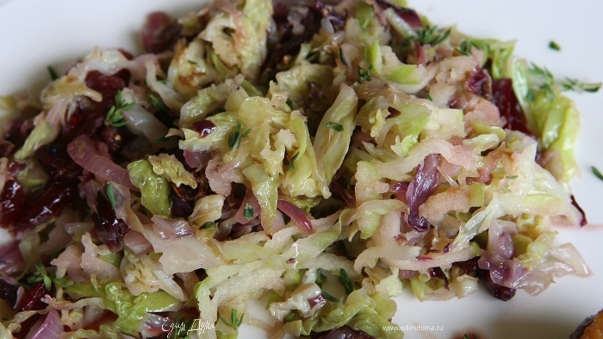 Тушеная савойская капуста с радиккио и клюквой