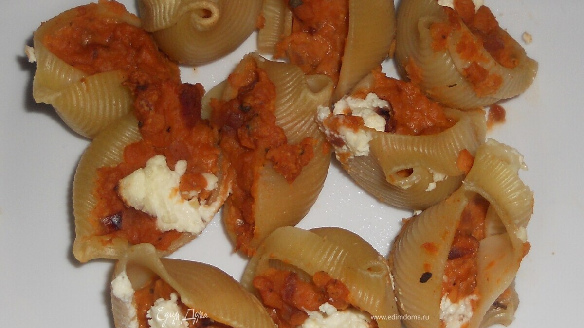Паста "ракушки" с чечевицей, томатами и творожным сыром