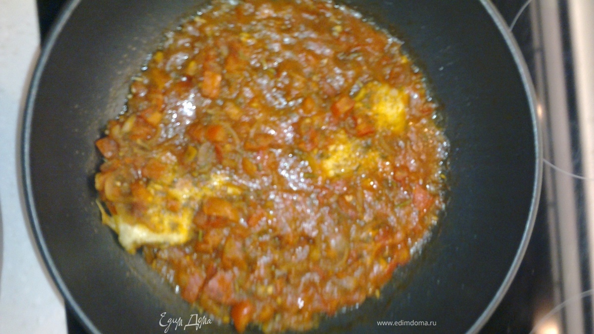 Камбала в помидорном соусе