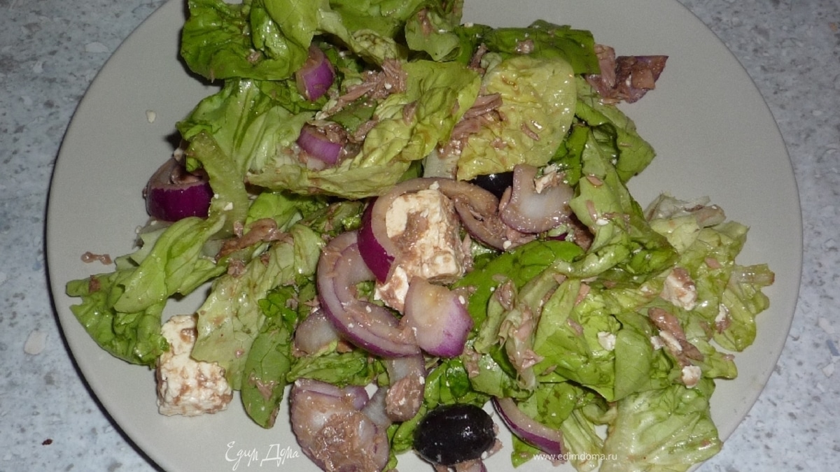 Салат-ассорти с тунцом и сыром