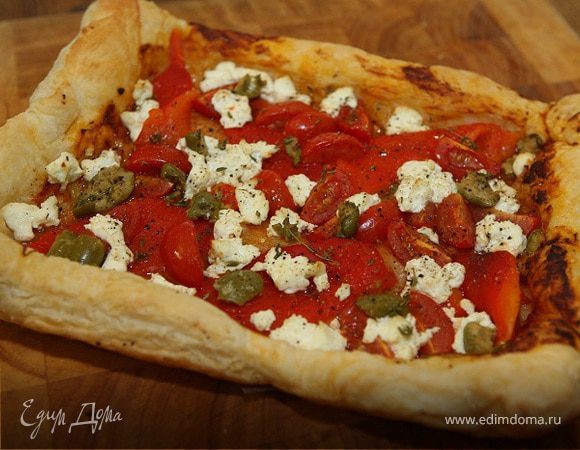 Открытый пирог с творогом, перцем и помидорами черри Открытый пирог с творогом, перцем и помидорами черри