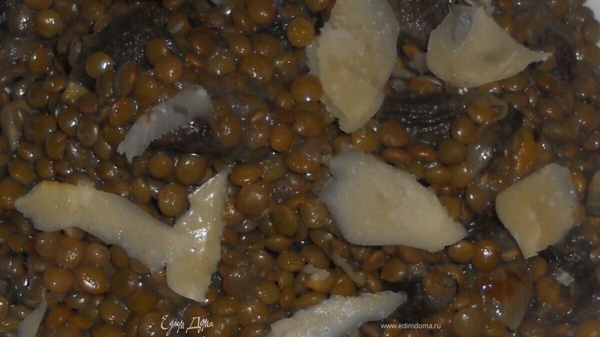 Чечевица с лесными грибами и пармезаном