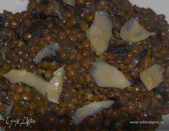 Чечевица с лесными грибами и пармезаном