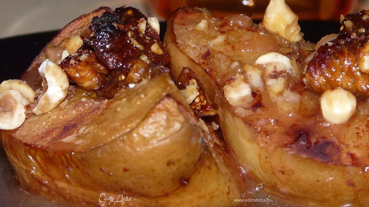 Запеченная айва с орехами