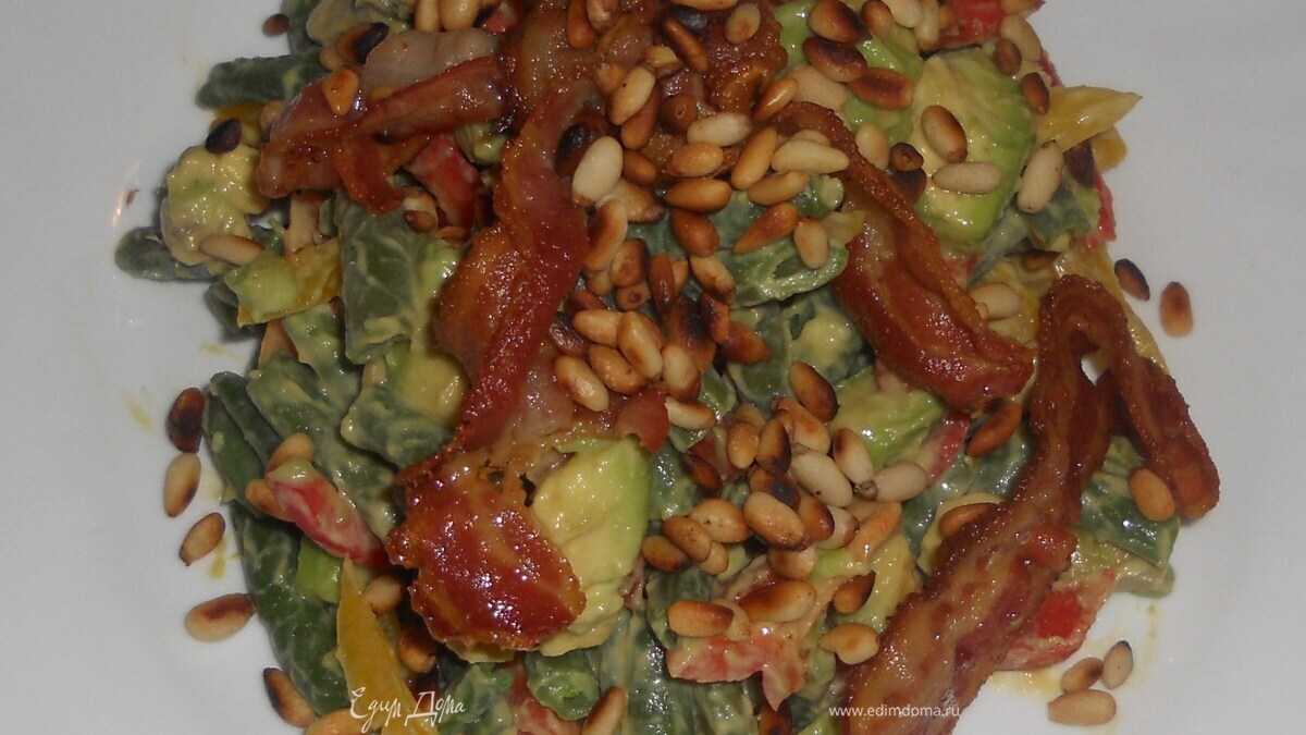 Теплый овощной салат с авокадо и хрустящим беконом