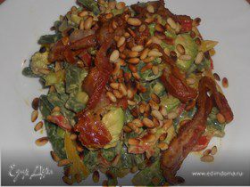 Теплый овощной салат с авокадо и хрустящим беконом