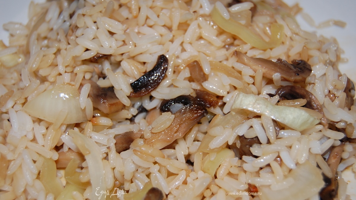 Китайский гарнир – жареный рис с грибами и сладким перцем