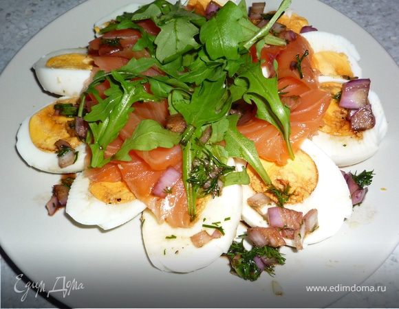 Яичный салат с медово-укропным соусом