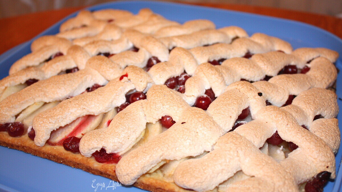 Яблочный пирог с клюквой и безе