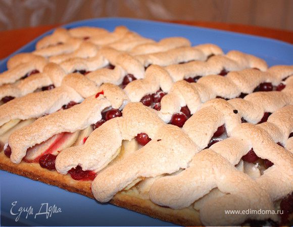 Яблочный пирог с клюквой и безе