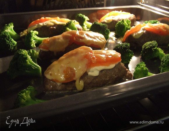 Мясные котлетки запеченые с овощами Мясные котлетки запеченые с овощами