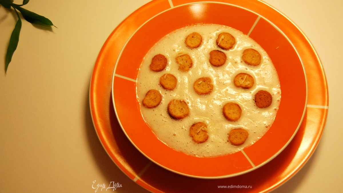 Нежный луковый суп с крутонами и тертым сыром