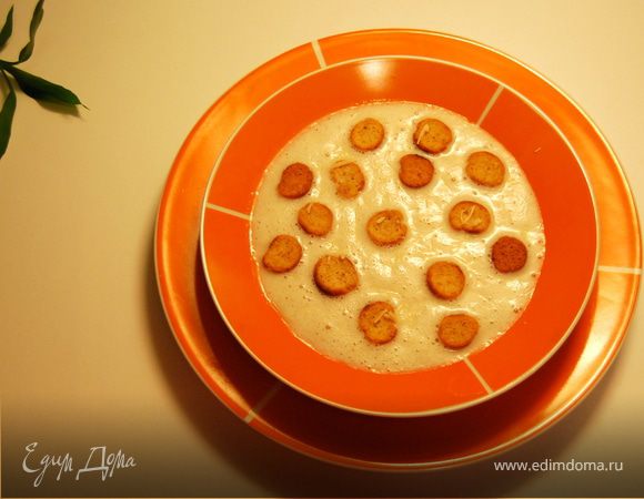 Нежный луковый суп с крутонами и тертым сыром Нежный луковый суп с крутонами и тертым сыром