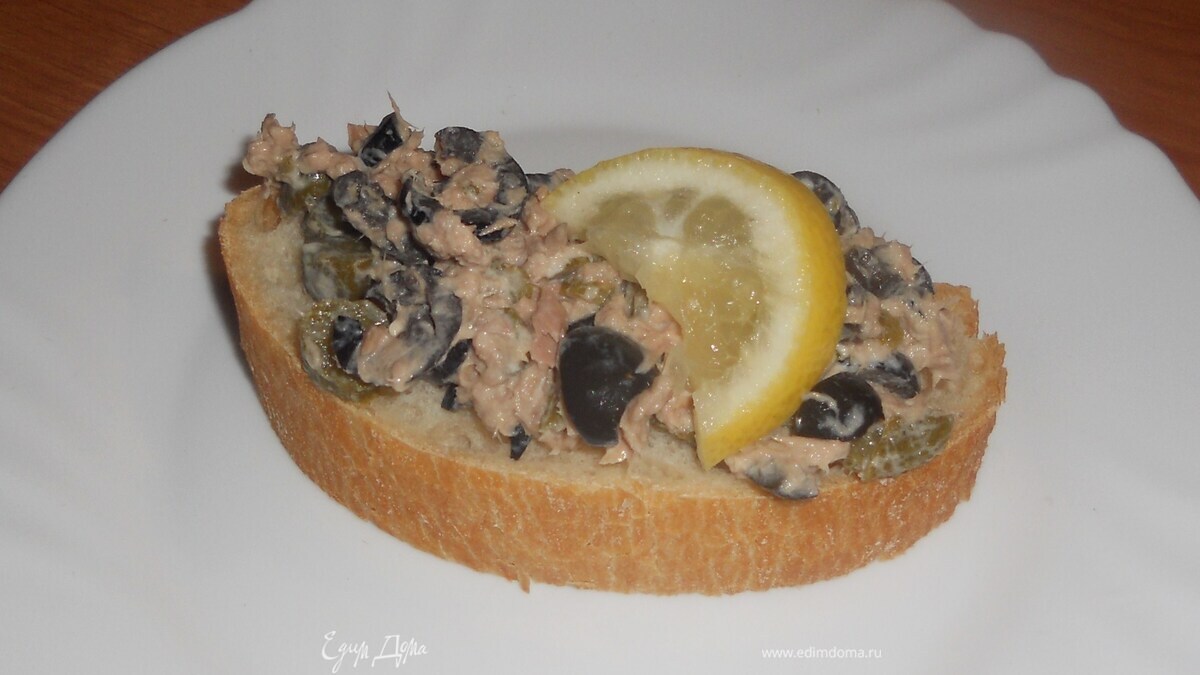 Брускета с салатом из тунца