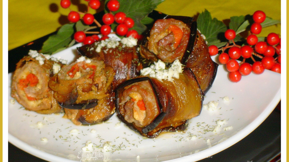 Мясные рулетики с баклажанами, брынзой и помидорами