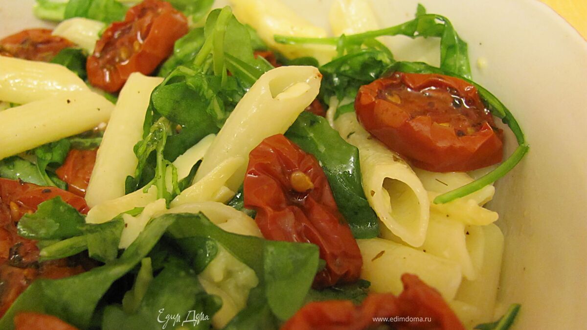 Теплый салат с макаронами и руколой